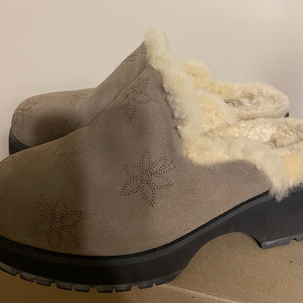 Vintage Ugg Clogs Size 8